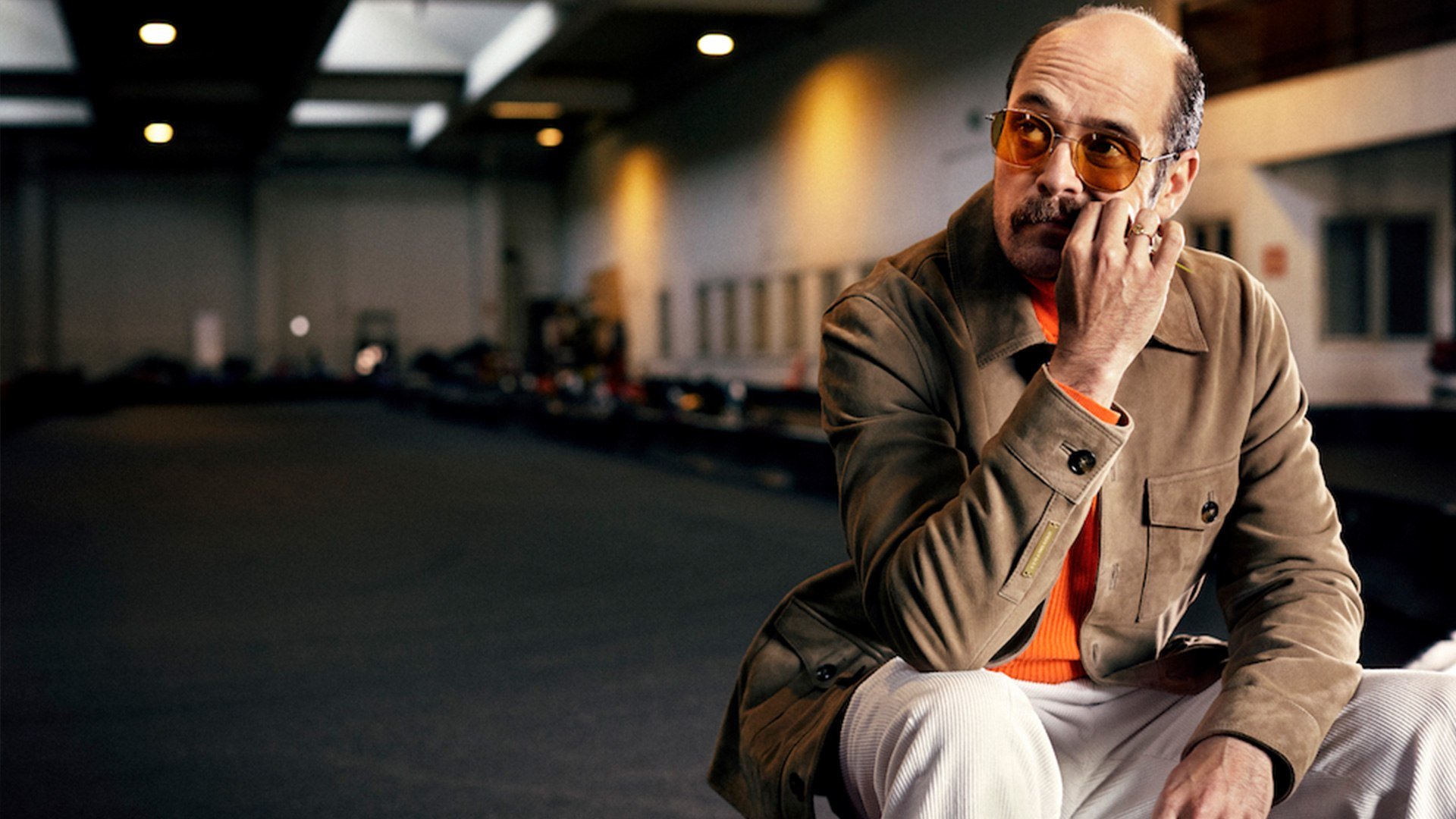 David Dencik sitter ner längst till höger i bild.