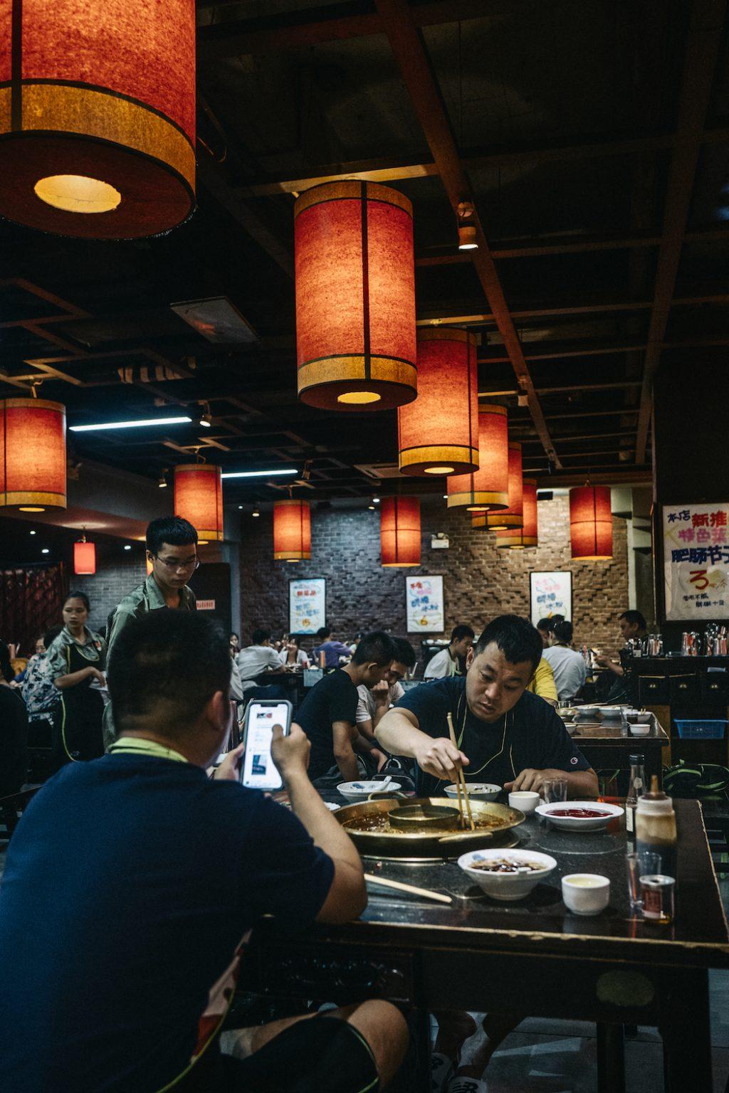 Hotpot-käk på en asiatisk restaurang.