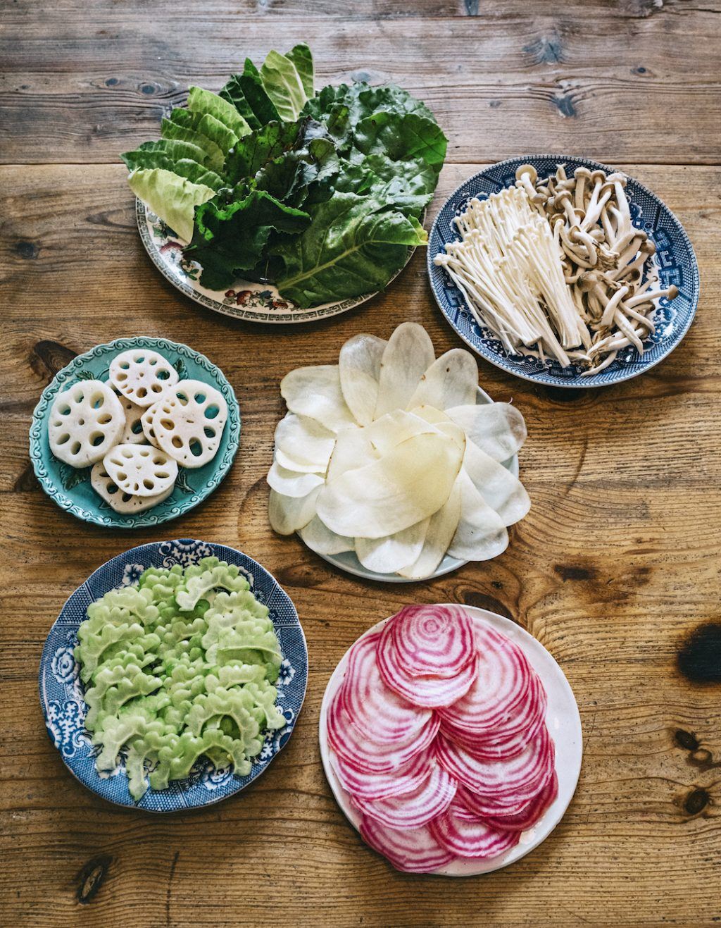 Grönsaker på tallrikar och svamp.