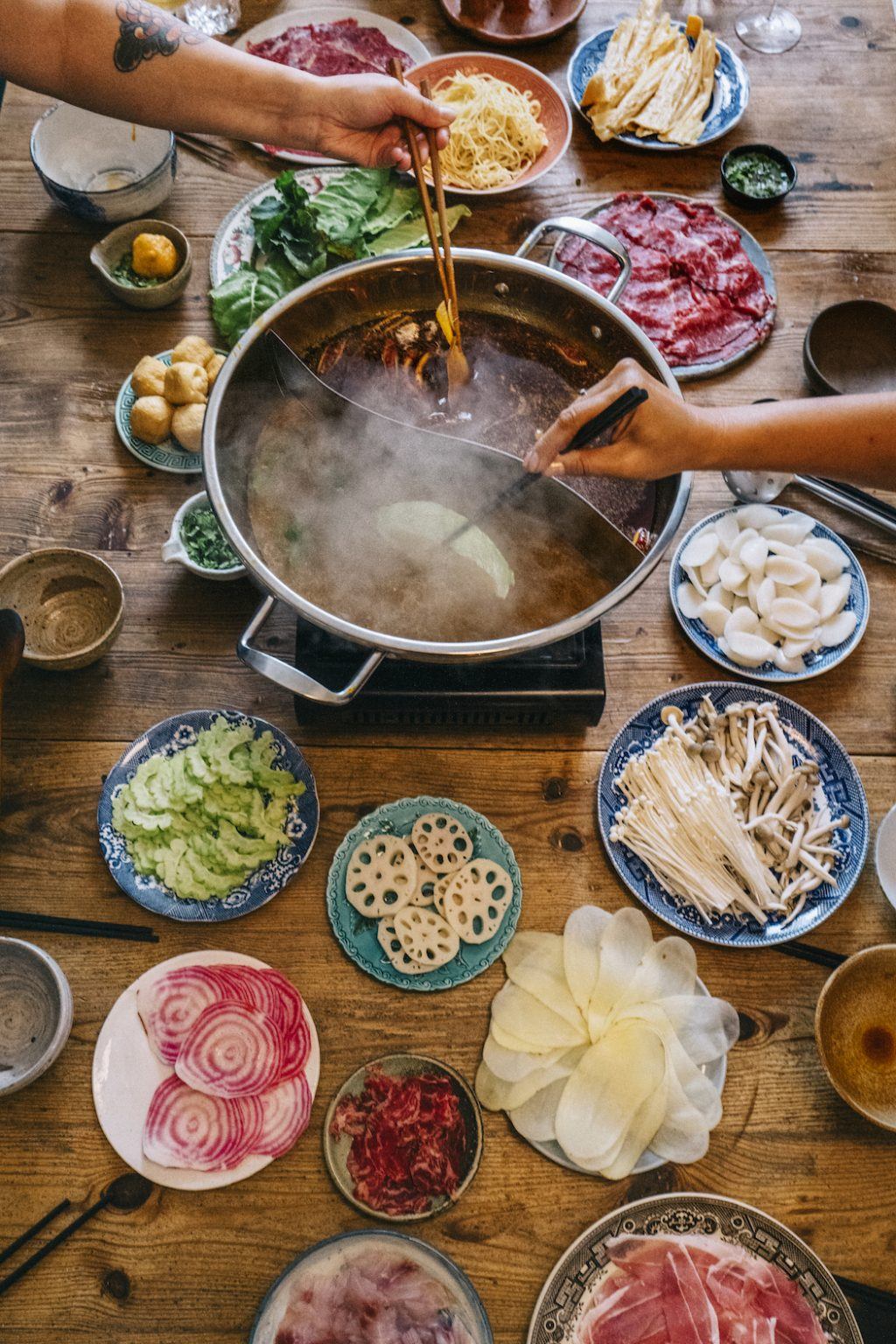 Hotpot med spannmål, kött och grönsaker på tallrikar.