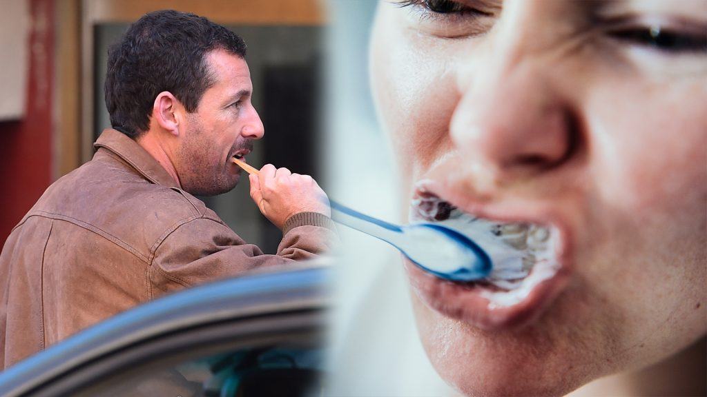 Folk som borstar tänderna