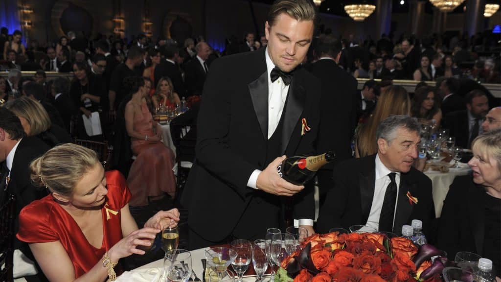 Cameron Diaz, Leonardo DiCaprio och Robert DeNiro dricker champagne.