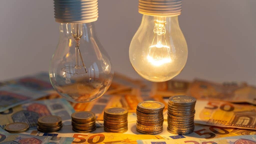 Glödlampa som lyser över pengar