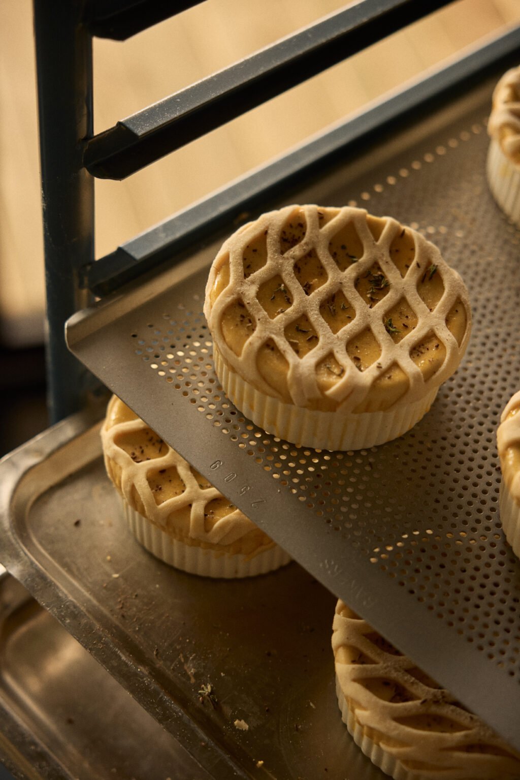 Portioner med löksoppa ställda på plåt.