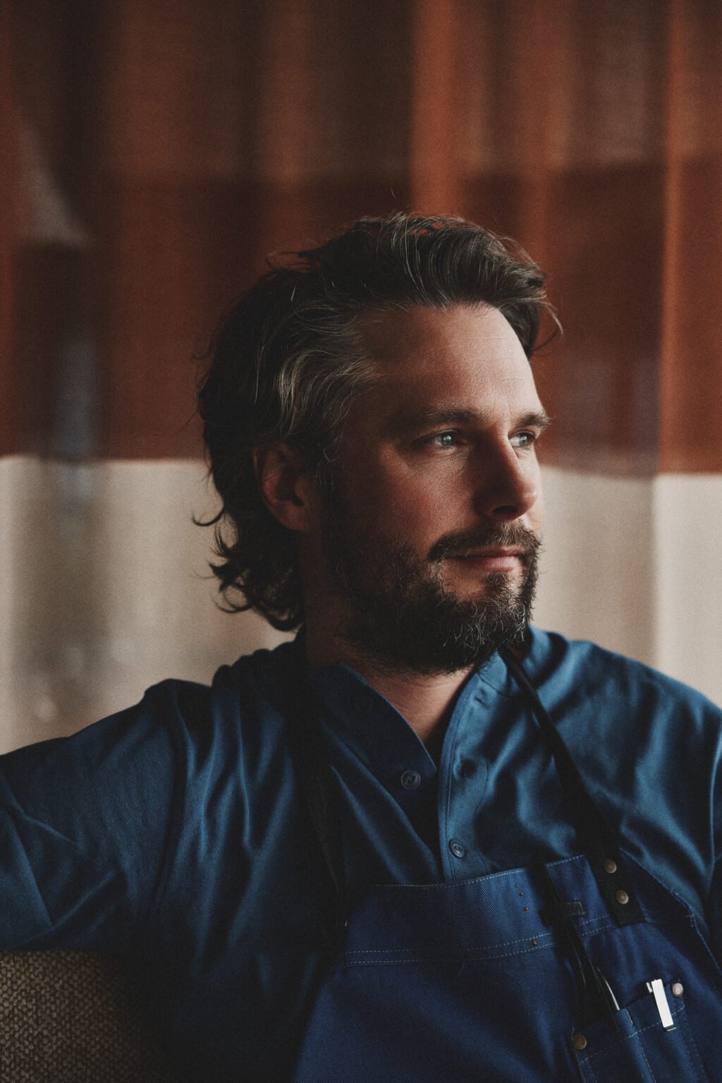 Filip Fastén i blå skjorta och förkläde