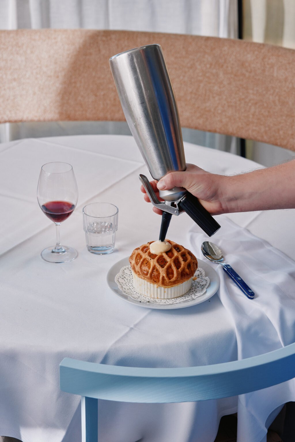 Ostskum appliceras in i löksoppan med sifon.