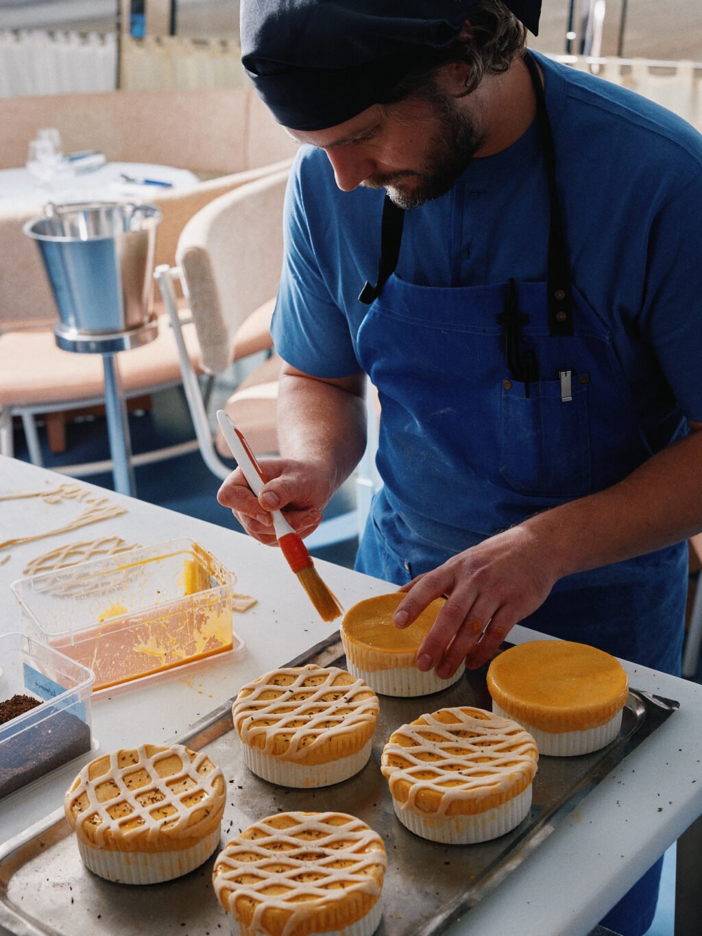 Filip Fastén förbereder löksoppan