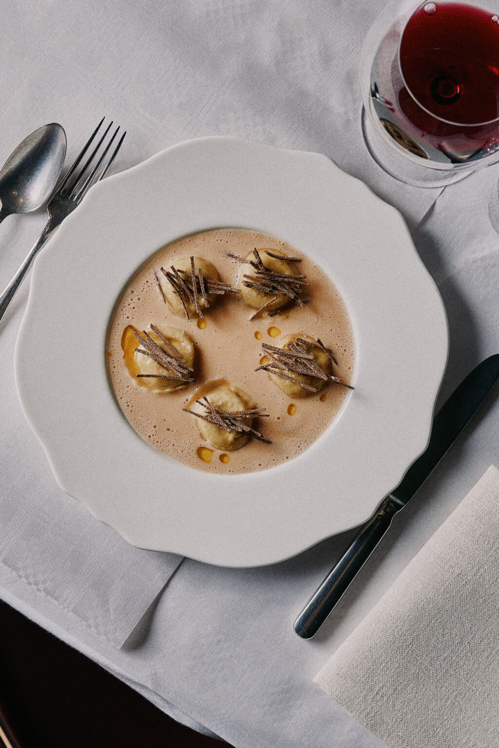 Närbild på ryffelravioli i vit tallrik.