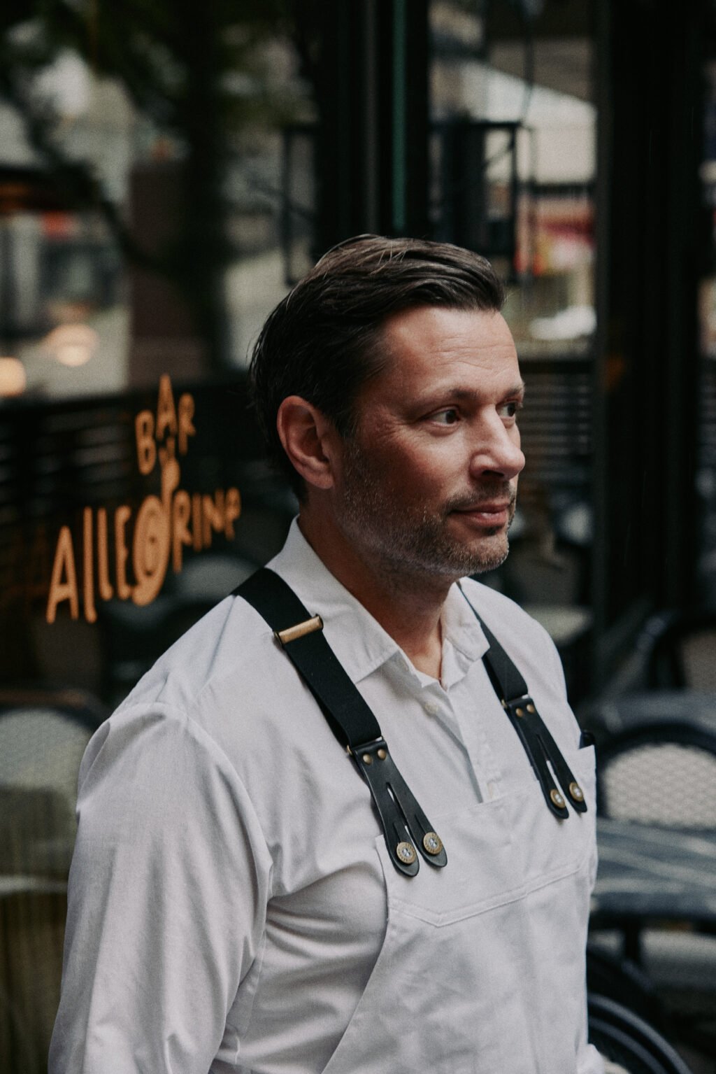 Danyel Couet utanför sin restaurang Bar Allegrine.