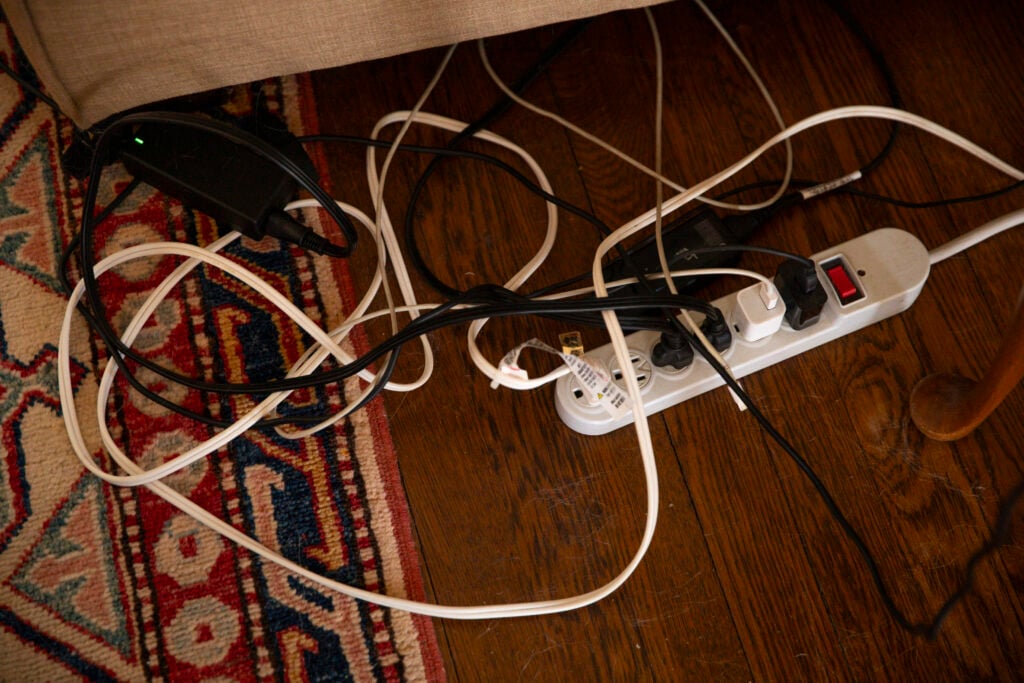 Ett grennuttag med en mängd trassliga sladdar.