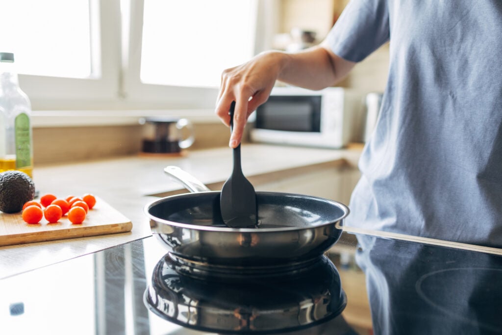 Stekpanna på spis med stekspade i.