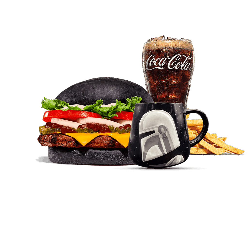 En svart Galaxy burger från Burger king med ett glas coca-cola, pommes frites och en mugg med Star Wars-motiv.