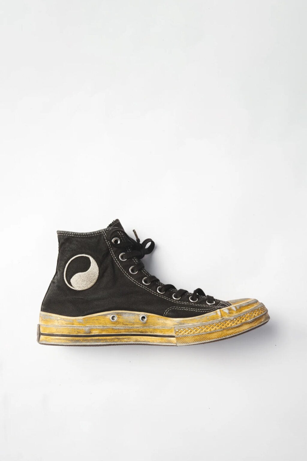 Svarta, vita och gula sneakers rån Converse och Our Legacy Workshop