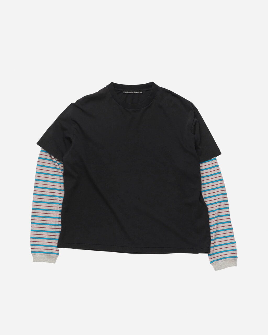 Svart t-shirt med långa randiga ärmar från Stockholm Surfboard Club