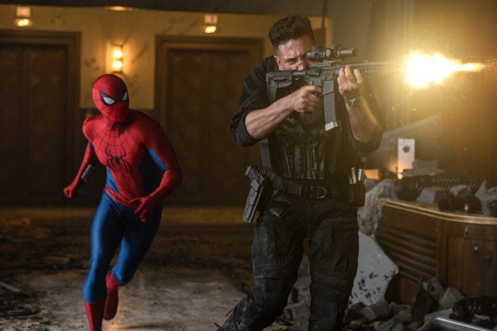 Spider-Man jagar The Punisher som skjuter med ett gevär åt sidan.