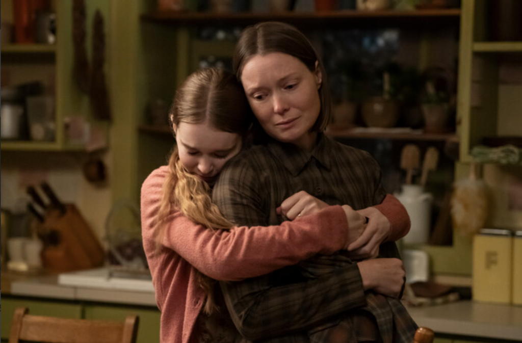 Carrie omfamnar sin mamma i en scen från serien Carrie.