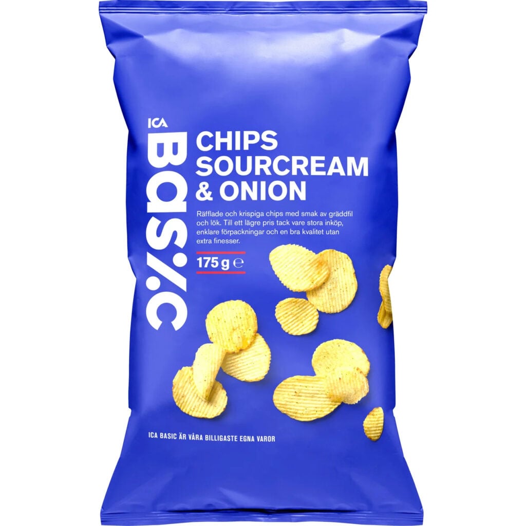 Påse med sourcream & onion-chips från Ica Basic