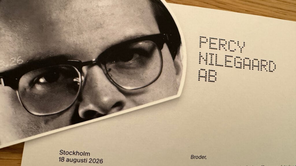 En bild av Percy Nilegårds ansikte beskuren precis under näsan. Bilden ligger på ett brev från Percy Nilegård daterat Stockholm, 18 augusti 2026.