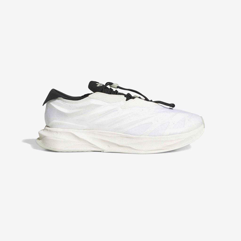 Terra Mono Lightstrike-sko från Adidas sedd från sidan. Skon är vit med svarta detaljer.