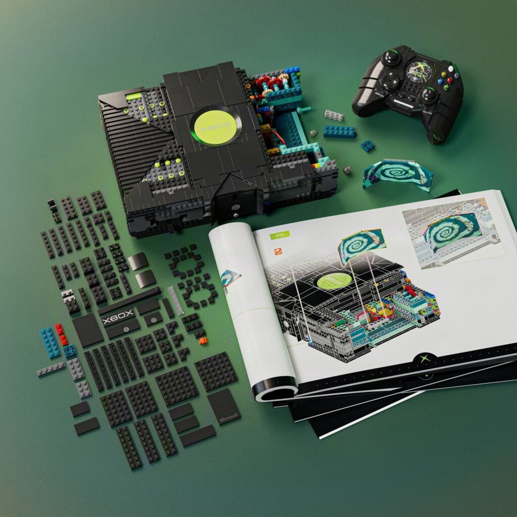 Byggsats föreställande Xbox – med öppnad instruktionsmanual vid sidan.