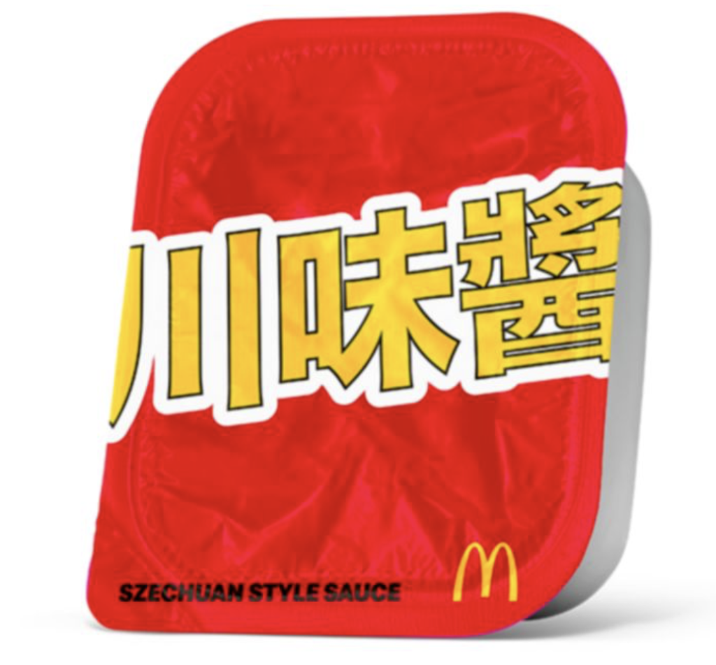 Röd förpackning med dippsås med szechuan-smak från McDonalds.