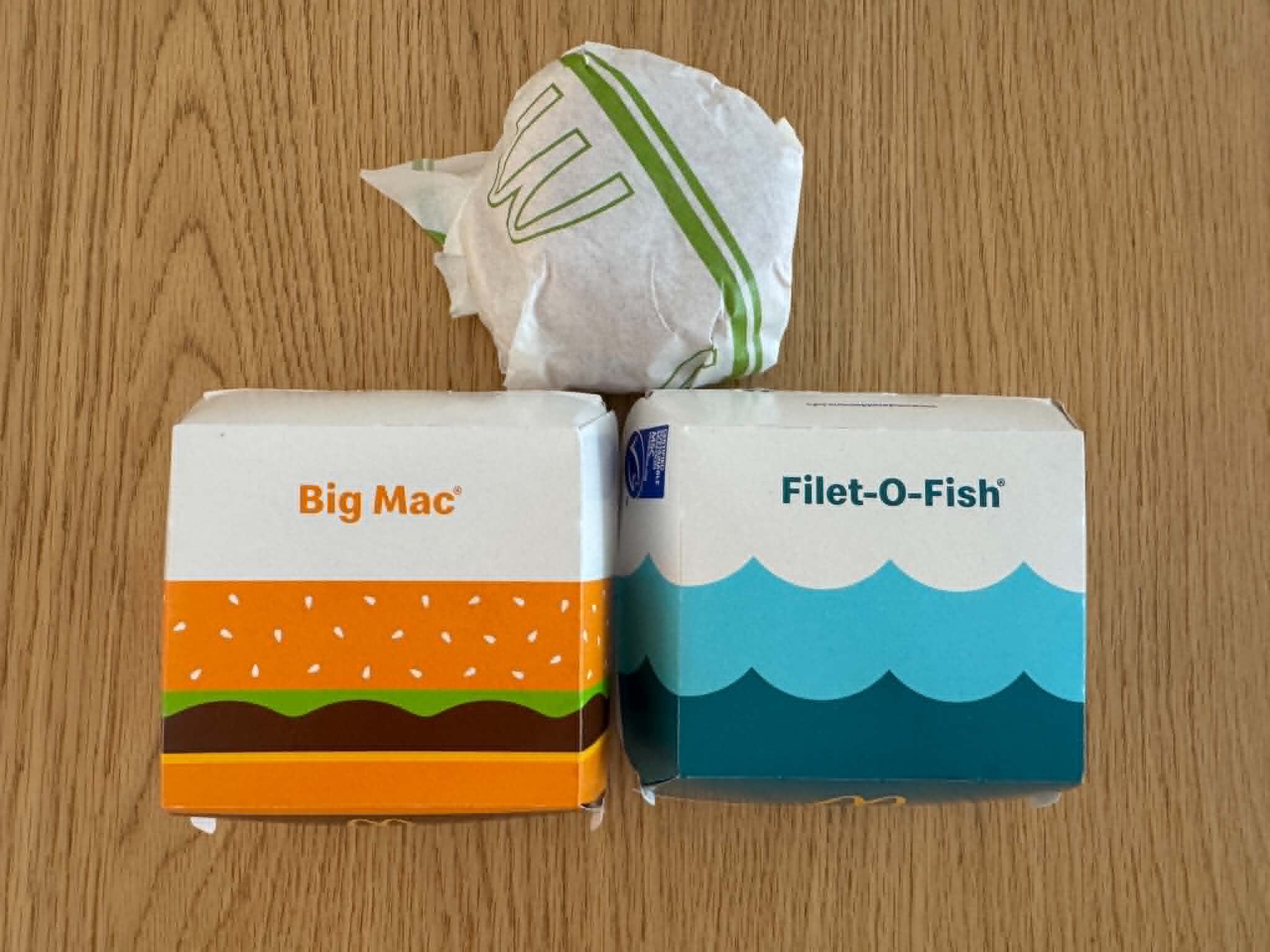 En Big Mac, Filet o fish och kycklingburgare från McDonalds i sina förpackningar.