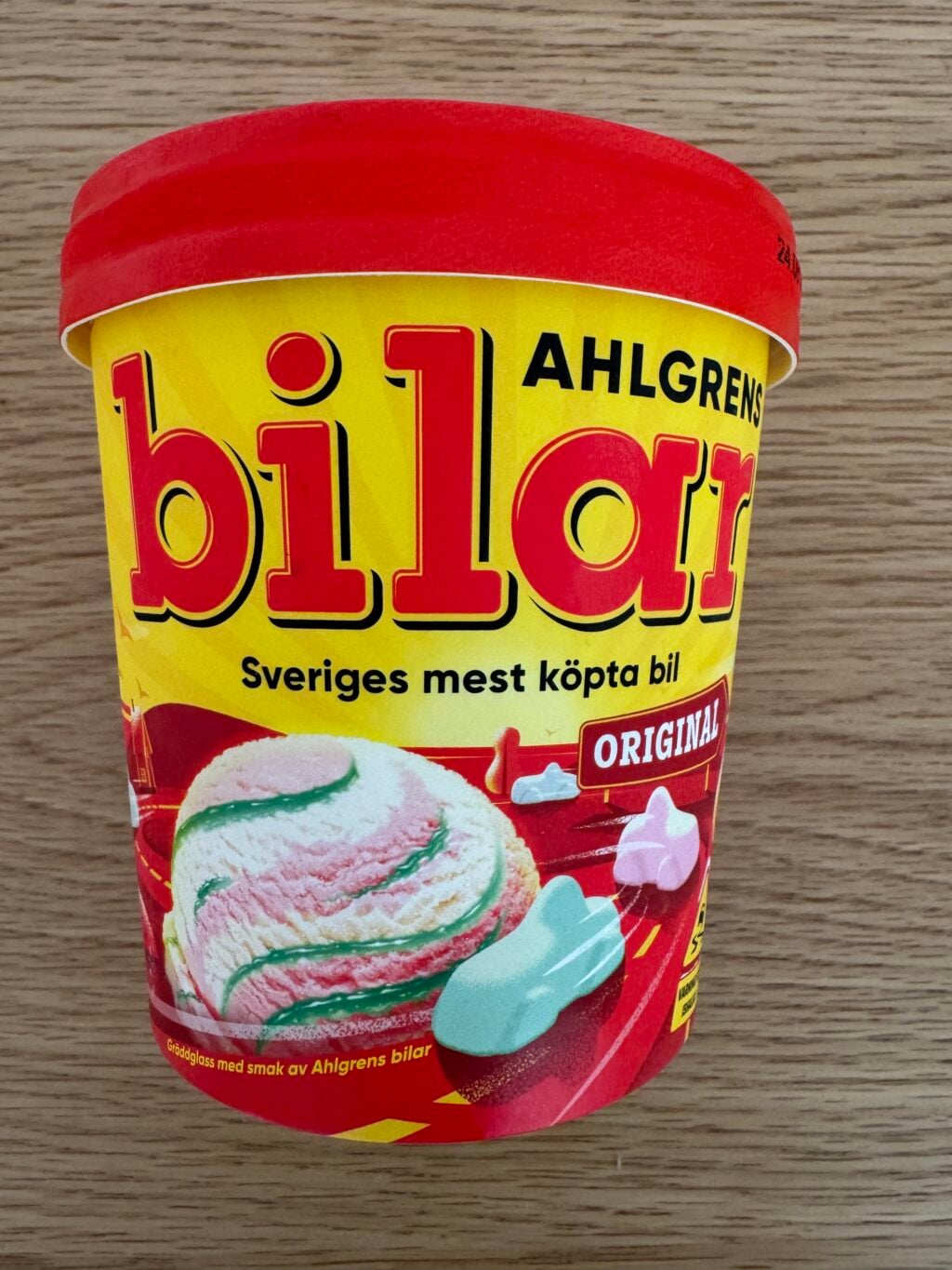 Gul och röd glassburk med Ahlgrens bilar-glass