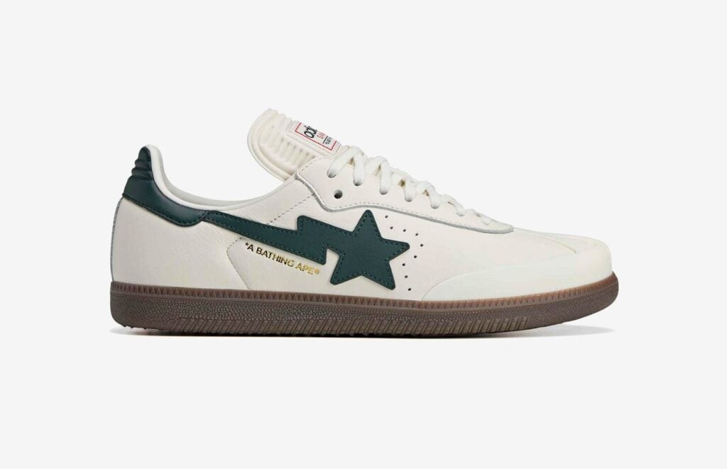 Skomodellen Adidas Samba x BAPE i vitt med mörklgrön stjärna på sidan.