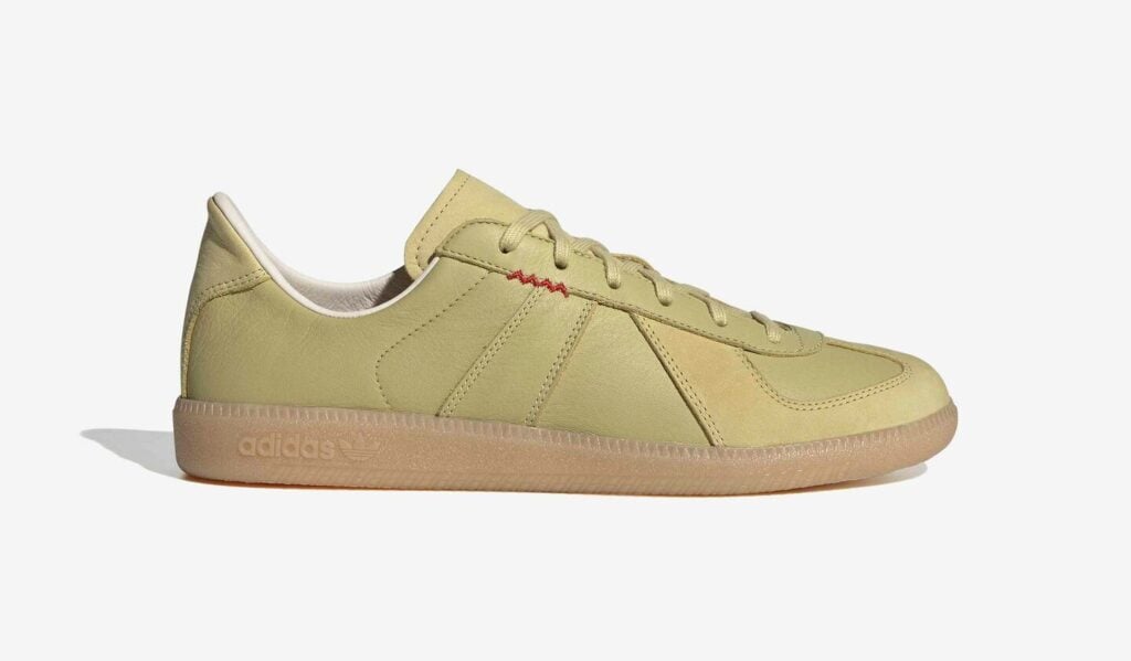 Skomodellen Adidas BW Army Decon x Hart Copy i ljusgrönt med röd detalj.