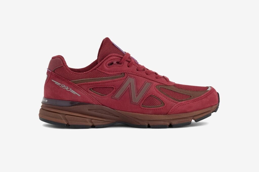 Skomodellen Made in USA 990v4 från New Balance i färgen vinrött.