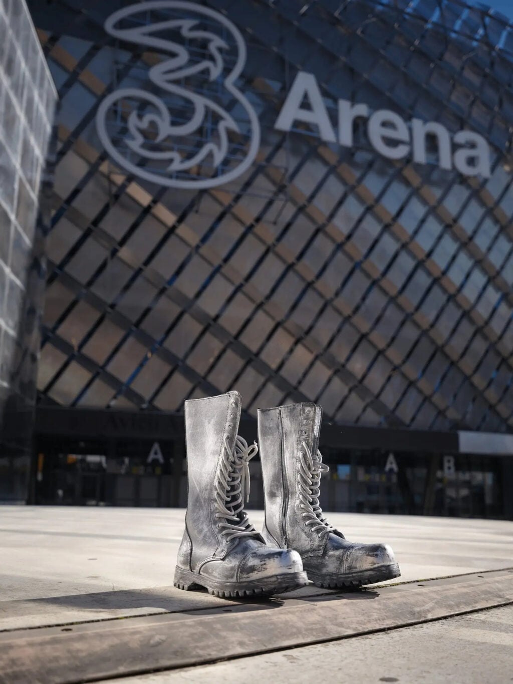 Silvermålade stövlar fotade framför 3Arena