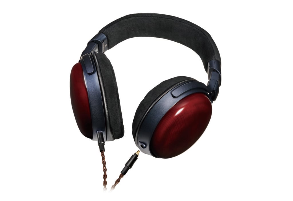Audio-Technicas hörlurar med handgjorda och lackade träkåpor.