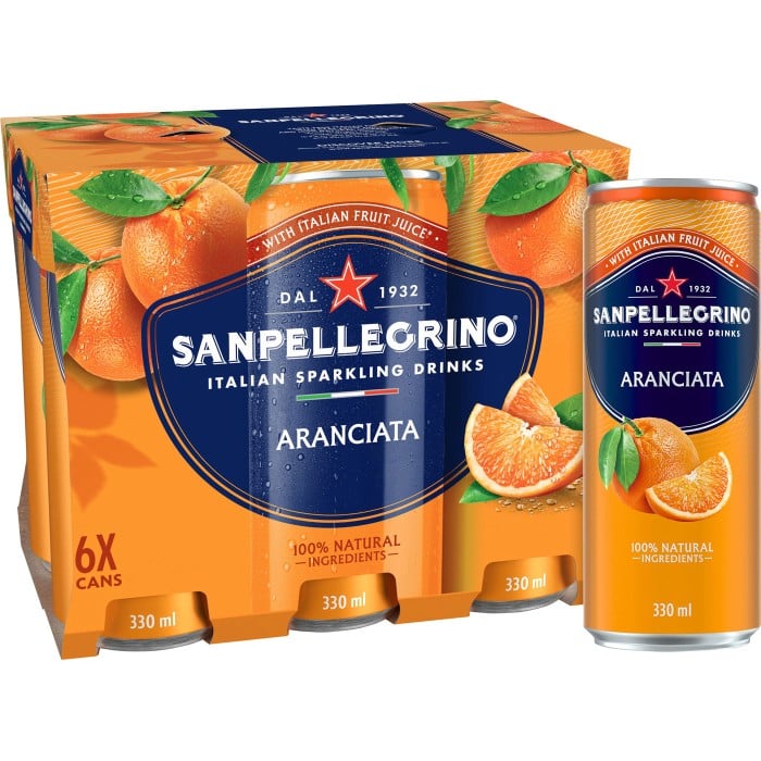 Paket med läskburkar från San Pellegrino med smaken Aranciata