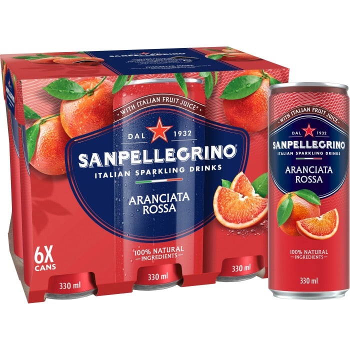 Paket med läskburkar från San Pellegrino med smaken Aranciata Rossa